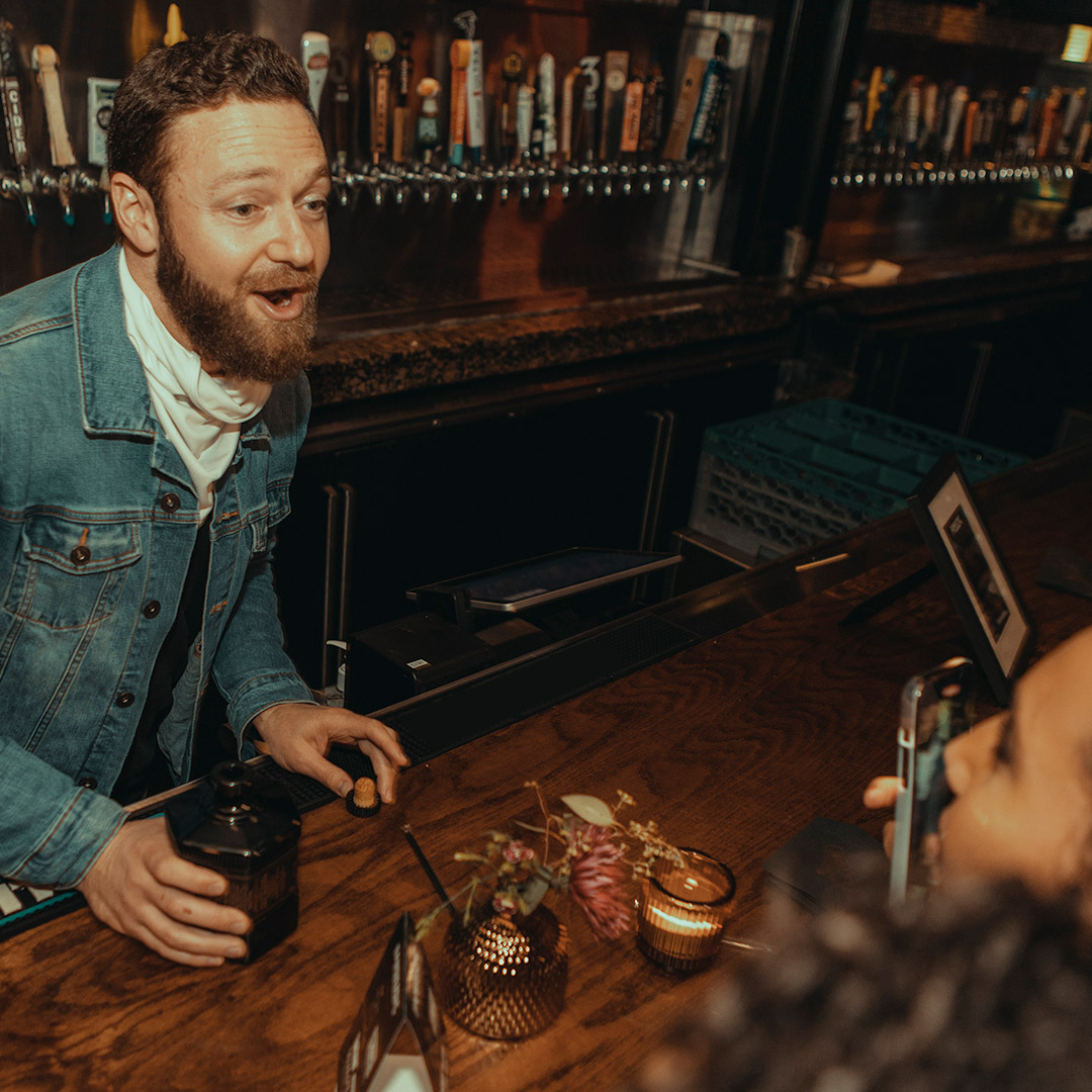 SextonWhiskey's tweet photo. @rossmarquand from @WalkingDead_AMC is an absolute gem. It’s easy to see why he’s a fan favorite — and he’s not a bad bartender, either 😉 🧟♂️ 🥃 #TheSexton #RossMarquand #TWDFans https://t.co/12jZajmSMt