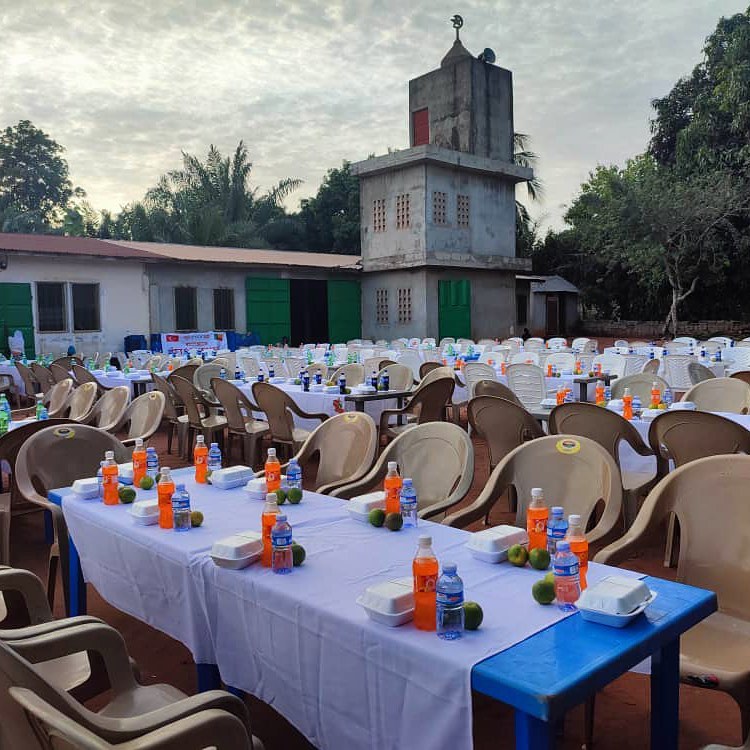 insaniziorg's tweet photo. Kadir Gecesi vesilesi ile siz değerli hayırseverlerimizin katkılarıyla Kamerun, Tanzanya, Benin ve Filistin'de 15.000 kişilik iftar sofraları kurduk. #izbırak https://t.co/KbLEiJDxCB