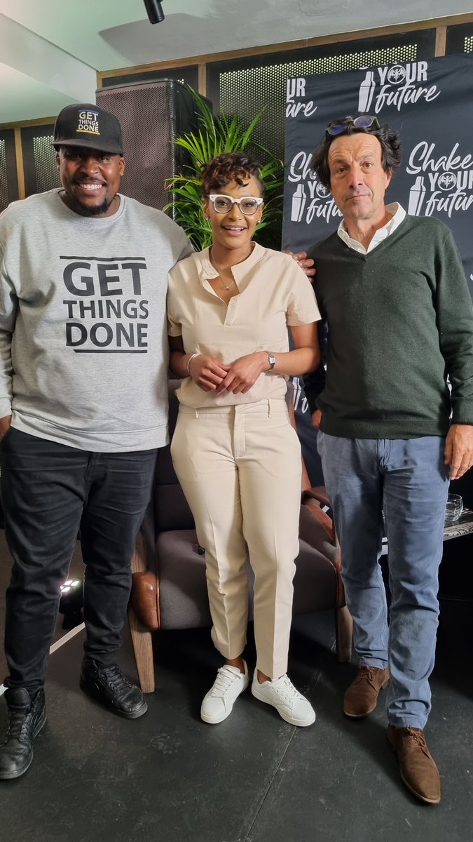 BulelaniBala's tweet photo. Inspirational talk for #ShakeYourFuture campaign, this talk was for the launch of a campaign aimed at training and giving underpriviledged youth the opportunity to be international recognized bartenders. 

This is coutesy of #BacardiSA

#GetThingsDone https://t.co/fC2I2U6zzS
