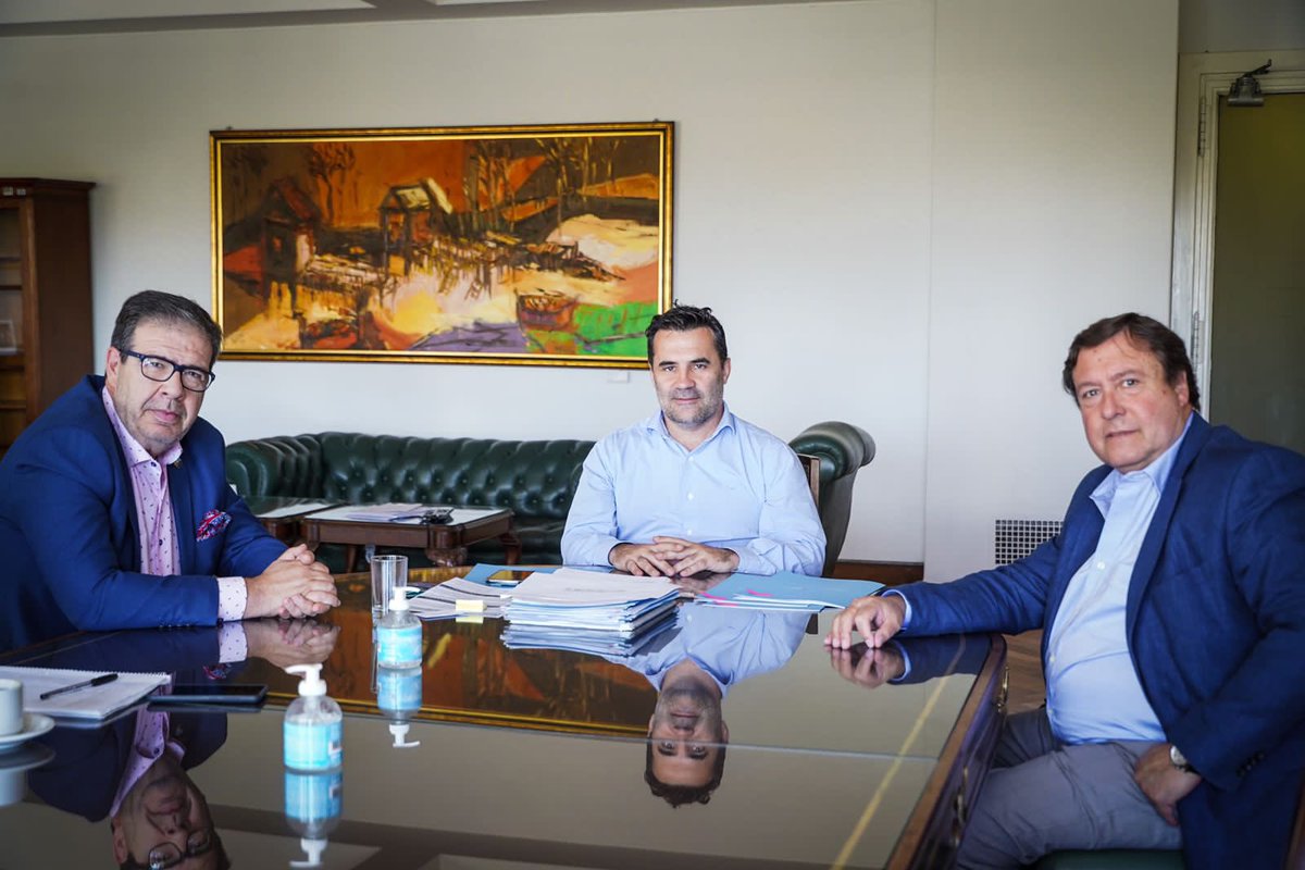 Estamos llevando adelante gestiones para intentar resolver la problemática que atraviesa la empresa ALPAT en San Antonio Oeste, fuente de ingresos de muchas familias rionegrinas. Junto al intendente <a href="/CASADEIADRIANOK/">Adrian Casadei</a>, nos reunimos hoy con el secretario de Energía <a href="/dariomartinezpj/">Darío Martínez</a>.