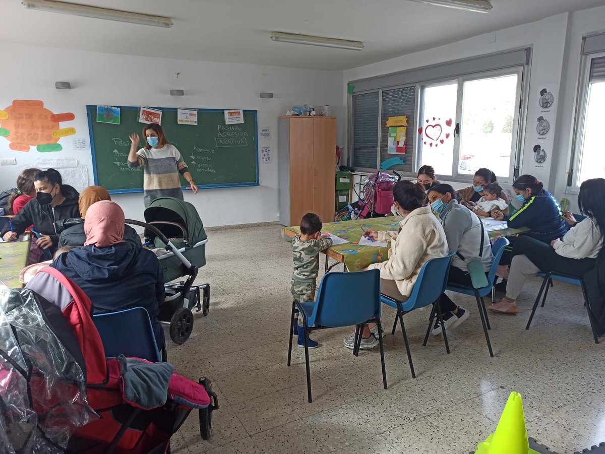 Desde Psico Palmilla seguimos con los talleres terapéuticos. Aquí en una sesión muy interesante sobre comunicación,dónde las mamis han podido constatar la importancia del estilo asertivo en las relaciones interpersonales.Nos hemos reído mucho todas🤭#palmapalmillacaixaproinfancia