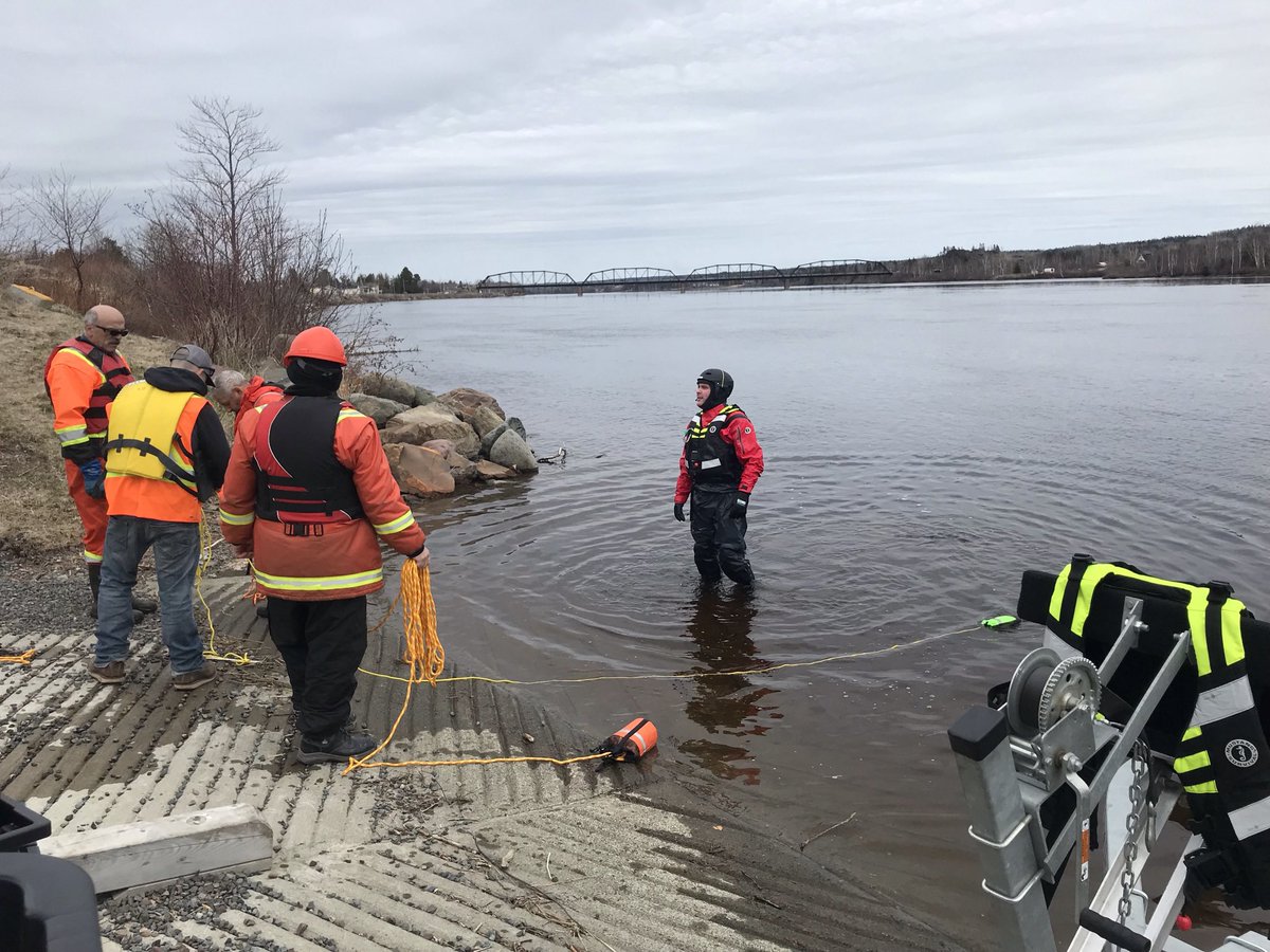 TechRopeRescue's tweet photo. #coldwaterrescue #boatingsafety #Centralnewfoudland Are you prepared in case someone falls in the water at your job site? A few simple tricks can really make a difference. https://t.co/sAHc63PI6o