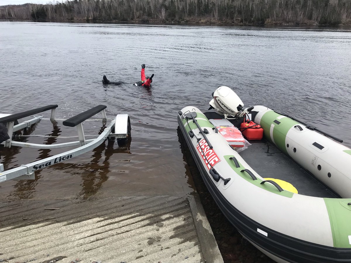 TechRopeRescue's tweet photo. #coldwaterrescue #boatingsafety #Centralnewfoudland Are you prepared in case someone falls in the water at your job site? A few simple tricks can really make a difference. https://t.co/sAHc63PI6o