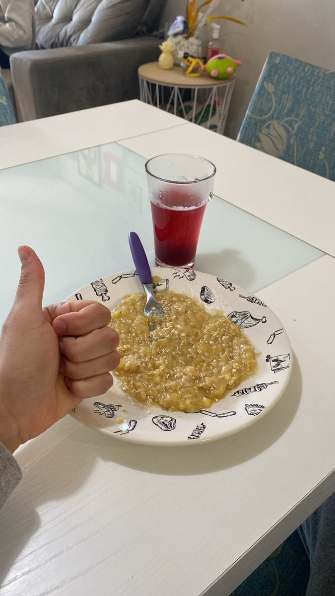 leodopeewee's tweet photo. Meu lanche da tarde: banana esmagada, aveia, whey protein e um chazinho @dolcegustobr. Bizarro, né? kkk

#publi https://t.co/0BWJme9bjA