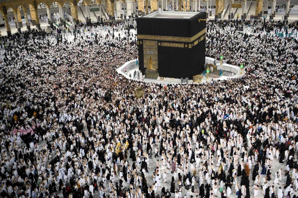 SPAregions's tweet photo. #صور_واس | في ليلة الـ ٢٧ من #رمضان.. وفي مشهد إيماني… #المسجد_الحرام يشهد جموعاً غفيرة من المصلين والمعتمرين.
#واس_عام https://t.co/aoZwuN48pu