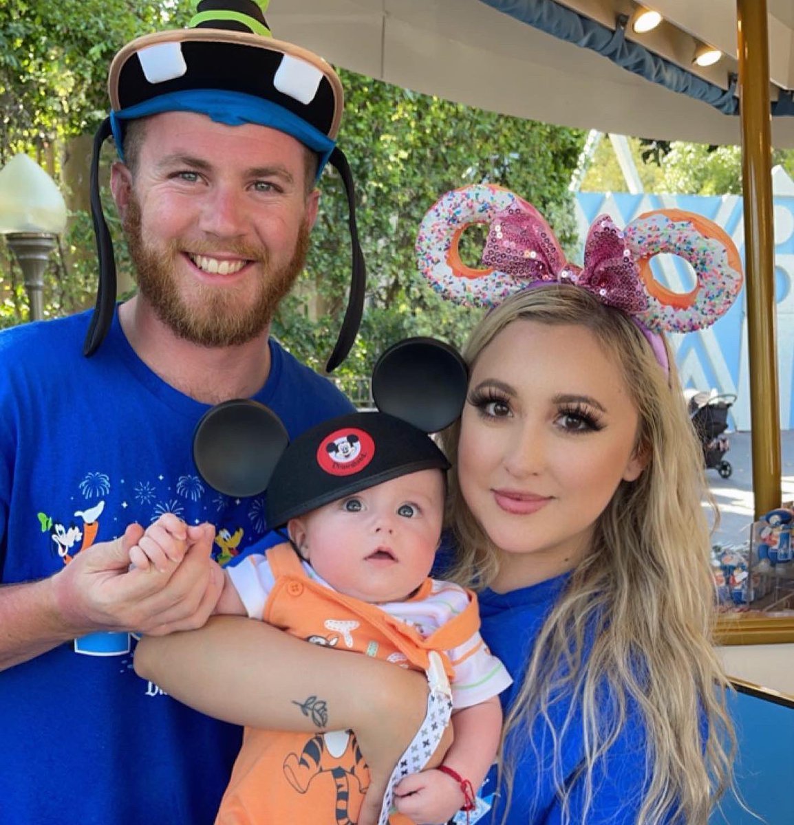 _tinaxo2_'s tweet photo. Enjoyed spending the day at Disneyland with my little family❤️😍🎇 https://t.co/hk6yLQKZXx