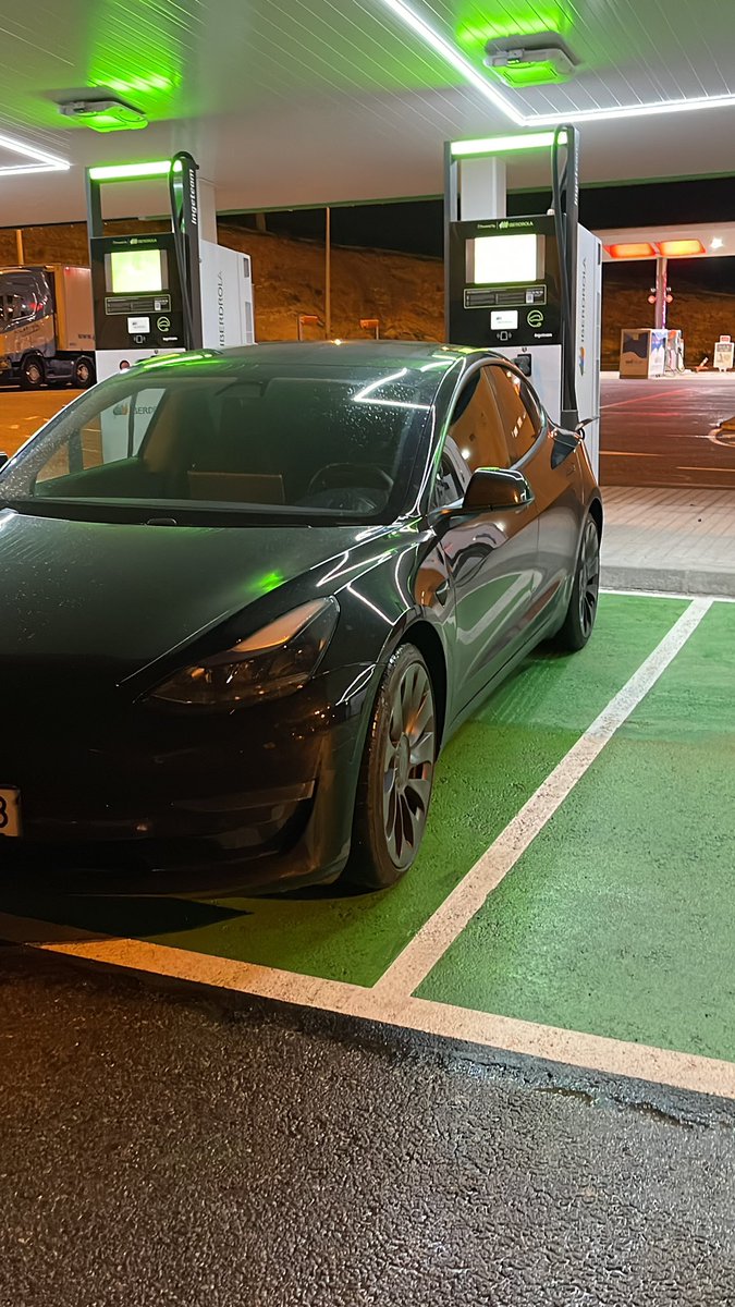 Alfonsoand2's tweet photo. Unos datos del #TSLA #model3P Madrid - Alicante sin parar a cargar. Cumpliendo estrictamente los límites de la vía en todo momento. Salida al 100% (465km) llegada con un 4% (18kms) RangeAn….qué? Pos ni tan mal eLNaBo https://t.co/dzPDVedbI7