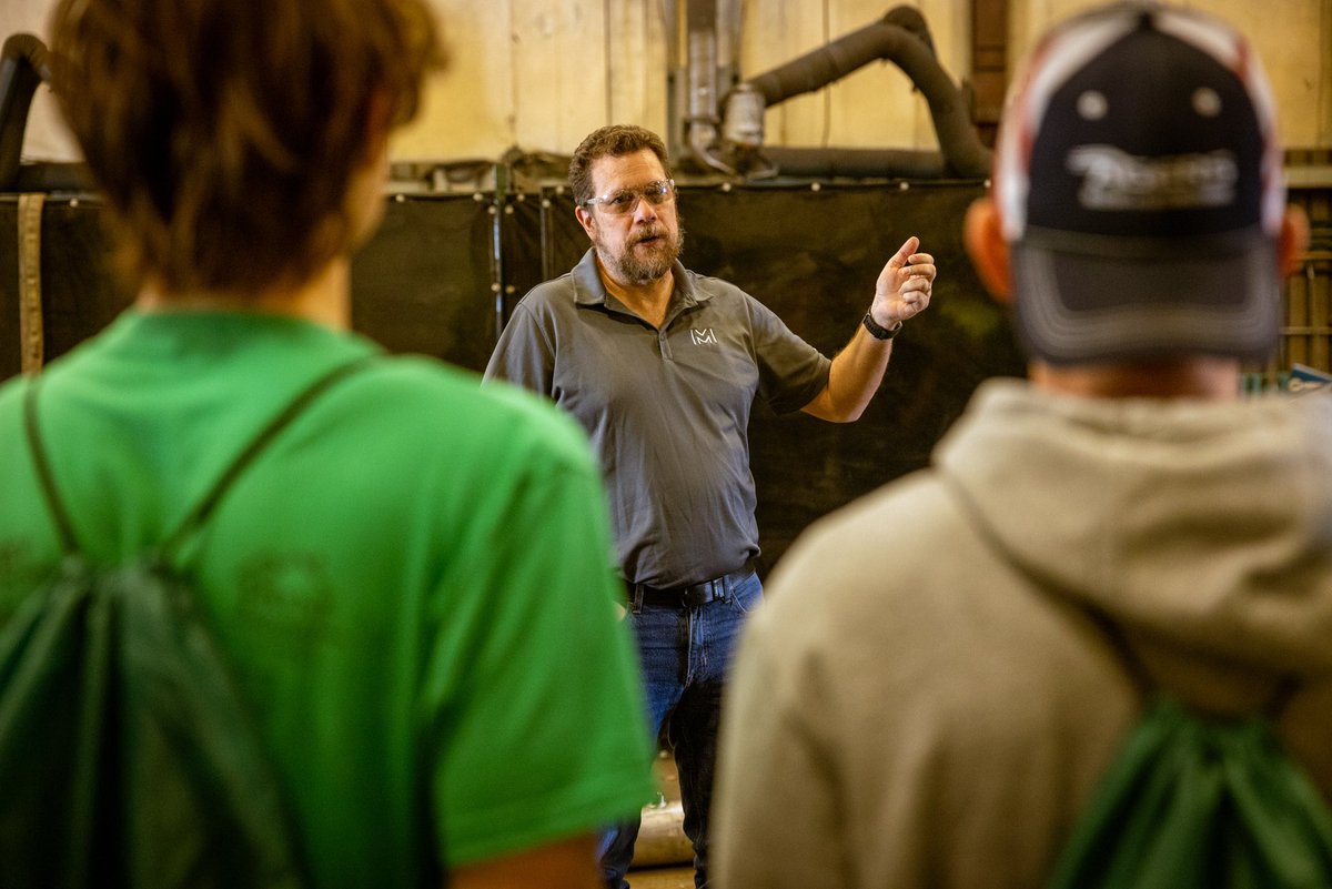 _MurphCo's tweet photo. We were excited to welcome a group of wide-eyed students from the City of St. Charles School District to tour our sheet metal and piping fab shops on Monday. We love an opportunity to show off our work to the next generation of skilled tradespeople!
#MurphyMatters #MurphyCares https://t.co/8AQfPnhnNP