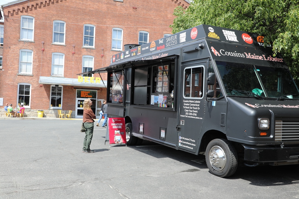 The east coast is coming to US tomorrow. Cousins Maine Lobster truck is BACK 🦞🦞

Open 12-sell out.