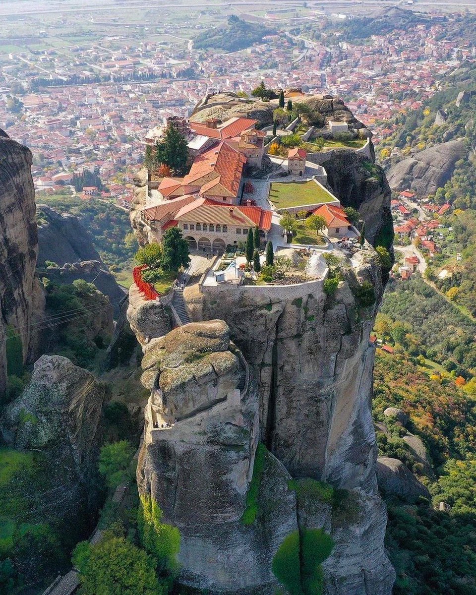 viewsfrance's tweet photo. Les Météores, une impressionnante formation géologique au nord de la Grèce 🏞 https://t.co/6SxQrClH5X