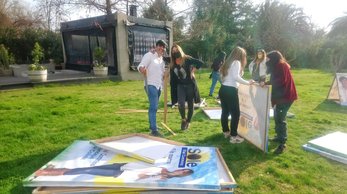 SoleVialCummins's tweet photo. Junto a mi amigo, @Michael_Araos, convirtiendo las pancartas de nuestras pasadas elecciones, en casitas para perros. Ahora estas pancartas servirán para albelgar perritos callejeros que no tengan donde protegerse de este invierno. No son tantas, pero se hicieron con mucho cariño: https://t.co/7OyT4qFqvW