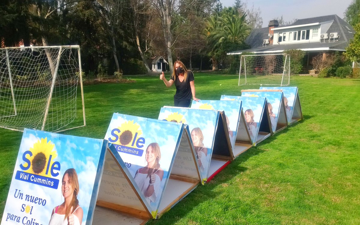 SoleVialCummins's tweet photo. Junto a mi amigo, @Michael_Araos, convirtiendo las pancartas de nuestras pasadas elecciones, en casitas para perros. Ahora estas pancartas servirán para albelgar perritos callejeros que no tengan donde protegerse de este invierno. No son tantas, pero se hicieron con mucho cariño: https://t.co/7OyT4qFqvW