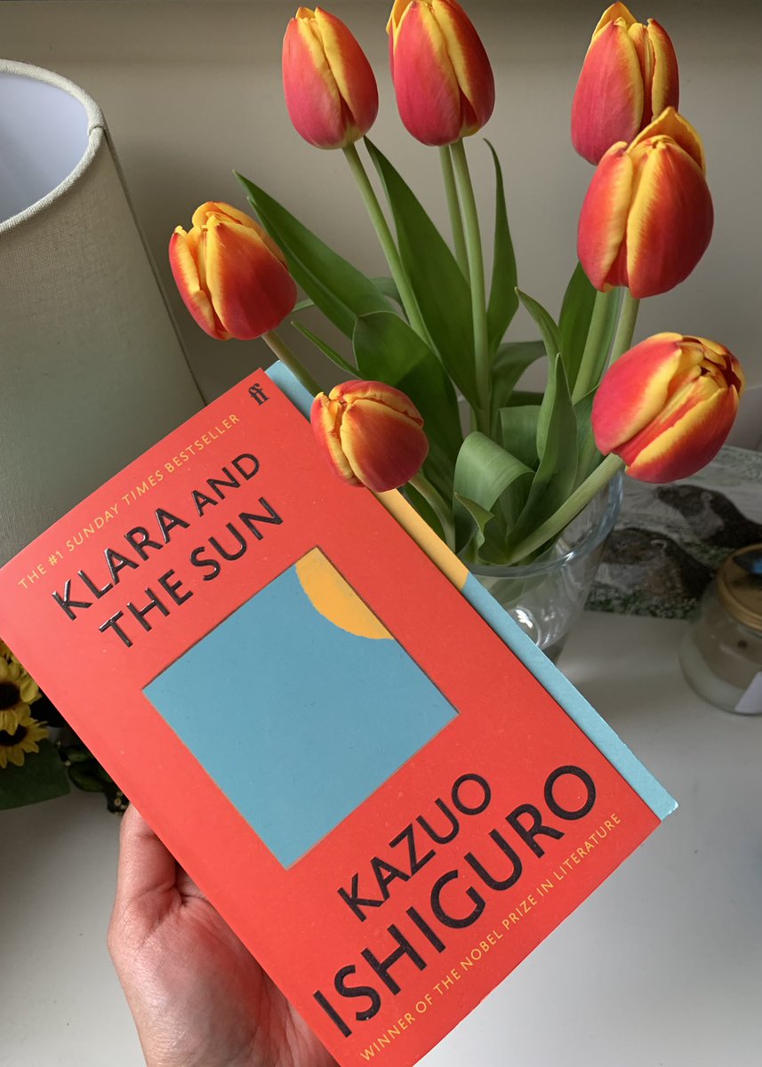 Unintentionally matching my flowers with my book is truly (!!) an aesthetic triumph