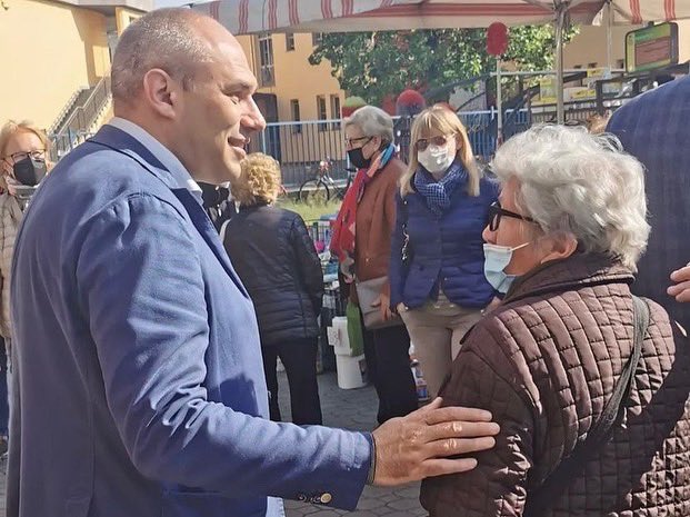 ezack's tweet photo. Quanto è bello il mercato del mercoledì a Cernusco sul Naviglio e quanta bella gente si incontra!

Grazie per tutti gli ‘in bocca al lupo’ che ho ricevuto e per ogni spunto per migliorare la nostra città: mi sono sentito proprio a casa!

#generazionecernusco https://t.co/Gi0MglpFKn