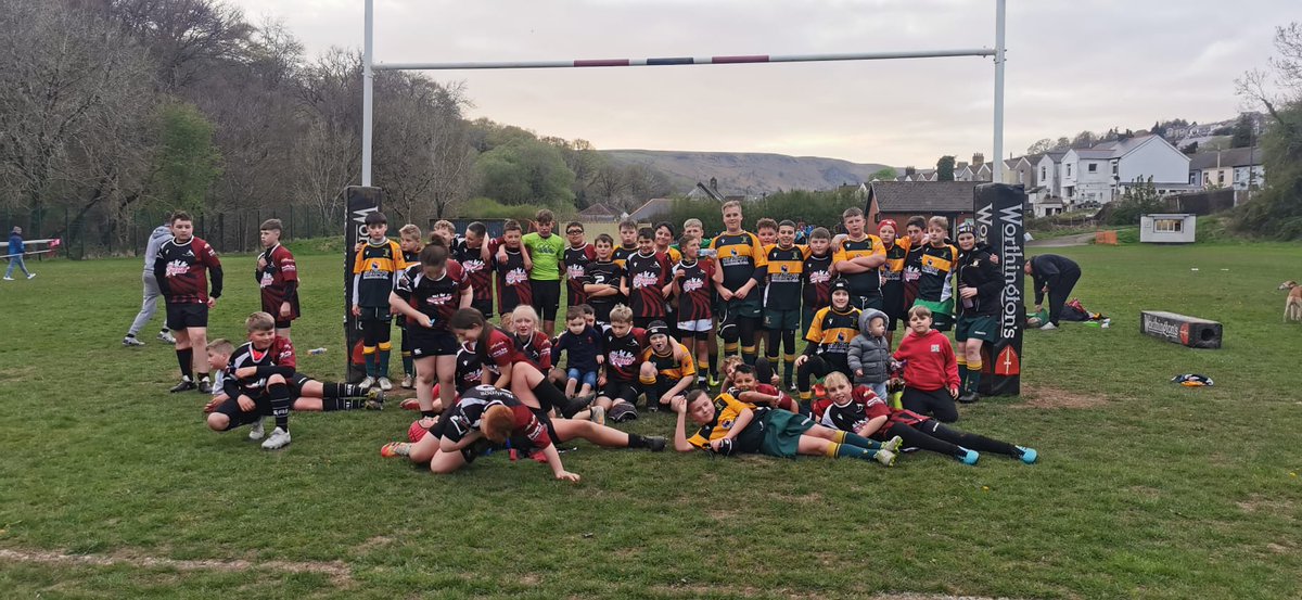 Merthyr RFC 🏉 (@rfcmerthyr) on Twitter photo #Under12s ending their season helping friends from <a href="/BedlinogRFC/">Bedlinog RFC 🦊🦊</a> say goodbye to the female members of their team.
The game finished with players from both team swapping shirts playing a mixed Bedlinog/Merthyr game to celebrate the last game of the season 👌🏻
#RugbyFamily❤ #Under12s ending their season helping friends from <a href="/BedlinogRFC/">Bedlinog RFC 🦊🦊</a> say goodbye to the female members of their team.
The game finished with players from both team swapping shirts playing a mixed Bedlinog/Merthyr game to celebrate the last game of the season 👌🏻
#RugbyFamily❤
