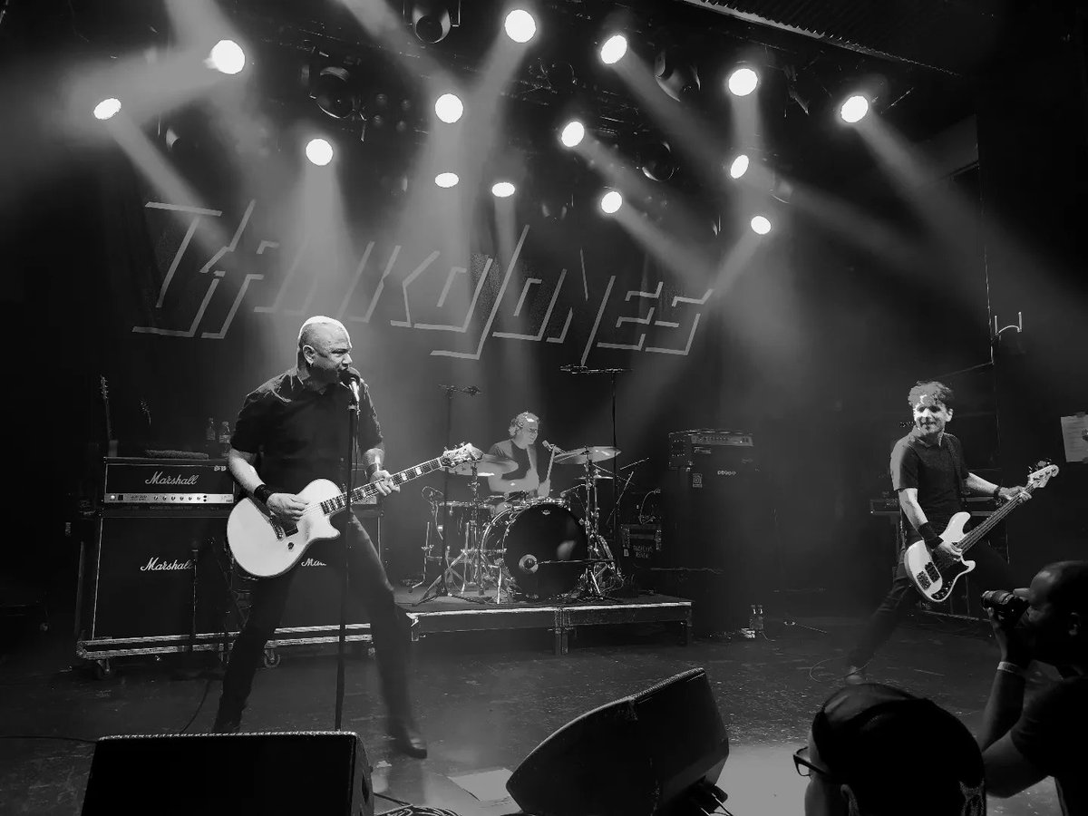 deano_42's tweet photo. Gig #27 2022. Superb to see @dankojones @CalabreseJohn
@richknoxdrums back on stage at @TAVASTIAklubi #Helsinki 🇫🇮 This is rock n roll at its best 🙌😎 If you get the chance to see them, do it.!
#Deangigs2022 #supportlocalmusic
#codeoftheroad
#dankojonesroadtrip https://t.co/022kj7zlC0