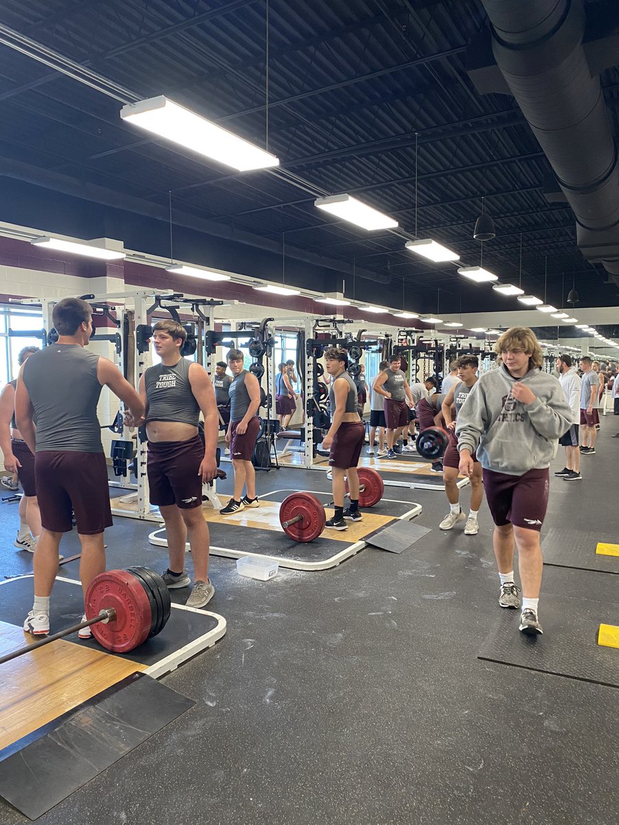 CoachWren1's tweet photo. Don’t call the Fire Marshall but we’re packed in here for after school weights. #soundthedrum #fearthespear @CoachTCrow https://t.co/tQYTIgfins