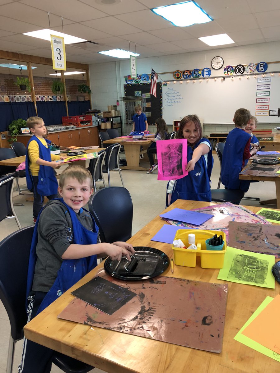 AndersonArtists's tweet photo. Second graders tried out printmaking for the first time!  It was messy, but fun!  #yes2tps #tpsand1 https://t.co/J5YjITdxXt