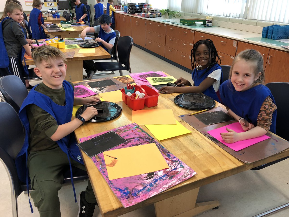 AndersonArtists's tweet photo. Second graders tried out printmaking for the first time!  It was messy, but fun!  #yes2tps #tpsand1 https://t.co/J5YjITdxXt