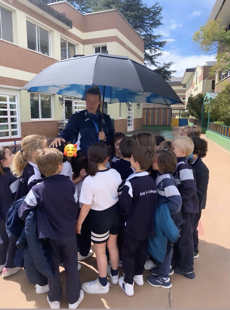 “Mis niños” 🥰

I took my golf umbrella to school today because there was a storm forecast ⛈ the sun ended up splitting the sky all afternoon. Kids wanted to see how big the umbrella was! 

Little moments like this singing rain songs has to be one of the best parts of the job ❤️