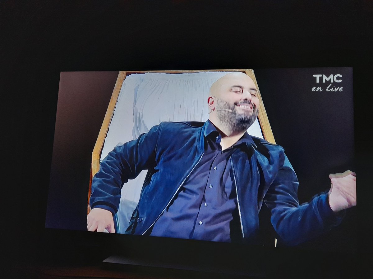 caroline8074's tweet photo. #JeromeCommandeurtmc les fous rires dans le cercueil @commandeur_j 😄😄😄 https://t.co/OpVKKTN9jS