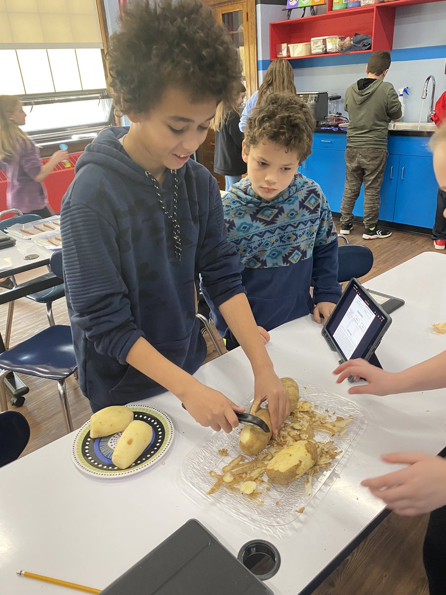 pollardjwawm's tweet photo. Ss working on their Math-Ster Chef meal prep. Tomorrow, they’ll finish cooking and serve their meals to their invited guests. #PBL #fractions #measurementconversions #teamenterprise #WAWMproud @WAWMFranklin https://t.co/kUYCBTZtSj