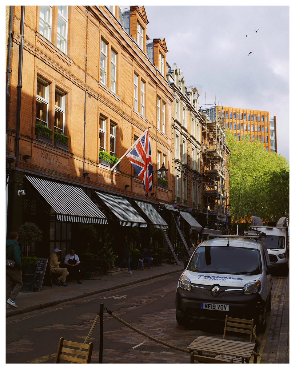 jaredshohfi's tweet photo. Sights of Seven Dials #fujix100f https://t.co/dcJifCnpDF