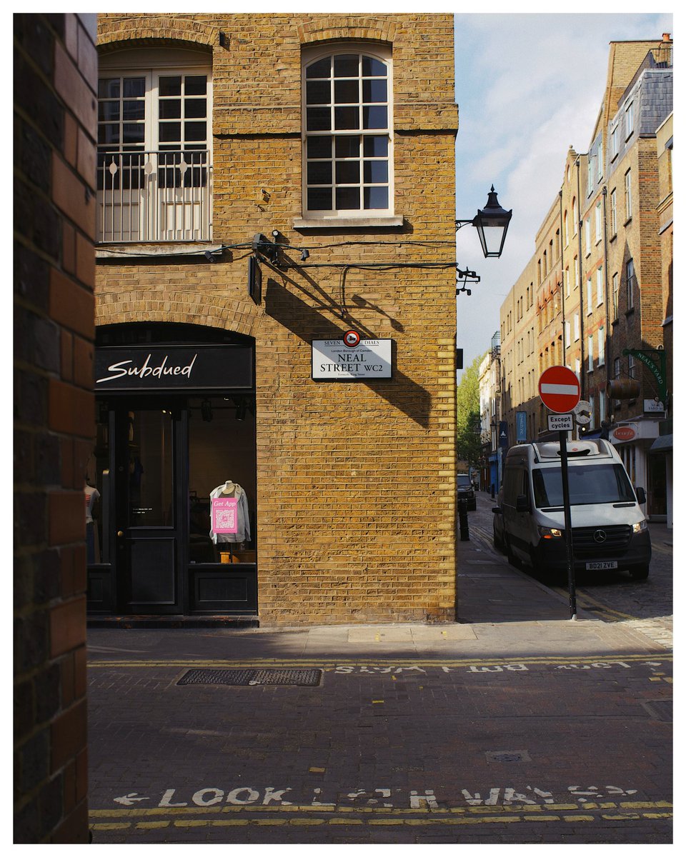 jaredshohfi's tweet photo. Sights of Seven Dials #fujix100f https://t.co/dcJifCnpDF