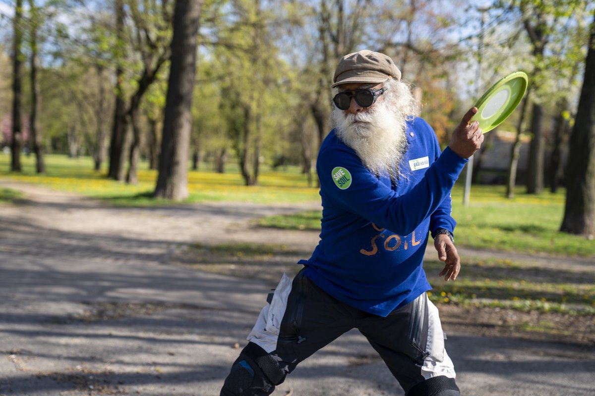 SaveSoilGermany's tweet photo. Are you ready to catch the frisbee??? Let’s Joyfully and Playfully Save Soil. @cpsavesoil @SadhguruJV #SaveSoil https://t.co/xHUFoYwUwO https://t.co/zNHXndqTHK