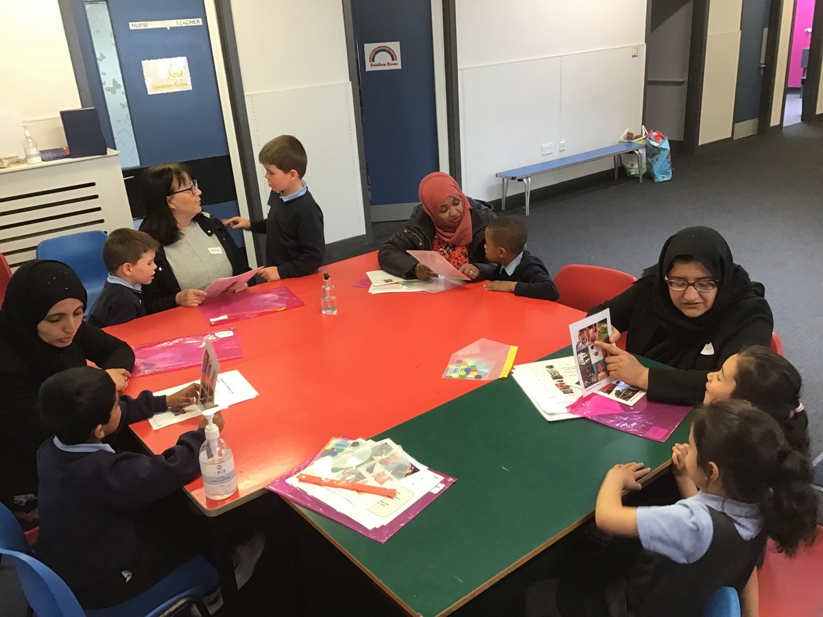 PrimaryParkview's tweet photo. It’s great to have parents and carers in working with their children to develop phonological awareness through play #PlayingwithSounds 🤩🎲 @ParkviewParent1 @litforalllb @GIC20152020 @DyslexiaGCC https://t.co/MIBTKC0EFq