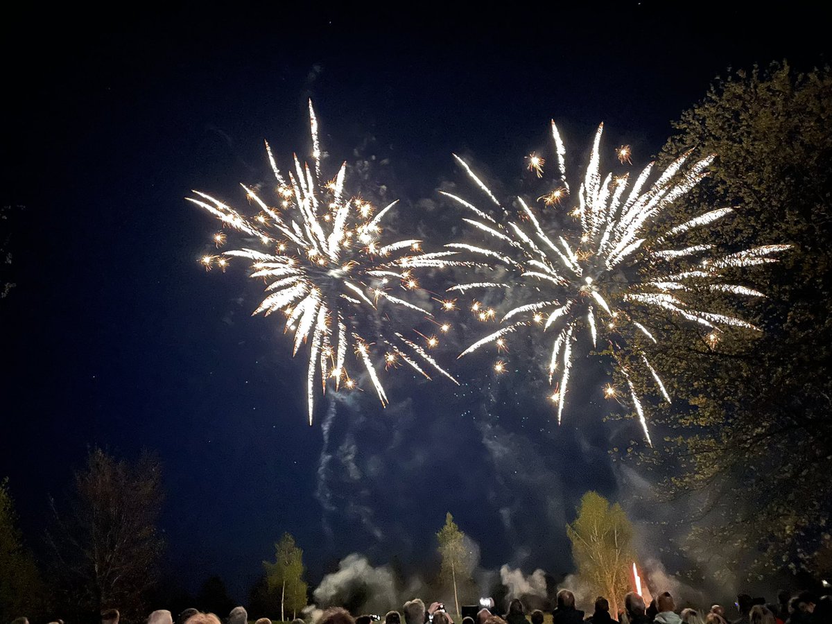 jongkje's tweet photo. Wederom prachtig vuurwerk  aan het eind van koningsdag.
Organisatie bedankt 👌
#oostermeenthe https://t.co/SAU88hC6gX