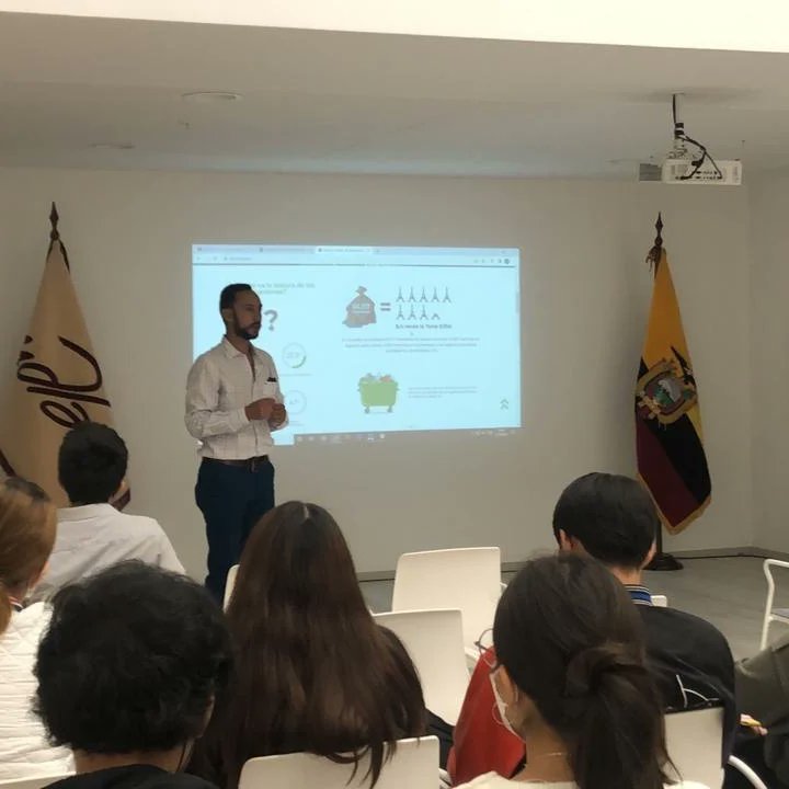 AmbientalUDLA's tweet photo. Nuestro graduado Diego Miño hoy en el evento Emprende #FICA, presentó su empresa  ECOCRA Centro de Compostaje &amp; Remediación.

Retos que enfrentan nuestros graduados dentro del mundo del emprendimiento.

 #emprendimiento #ASEUDLA #ingeniería #udlapark https://t.co/vZElD1Ixgq