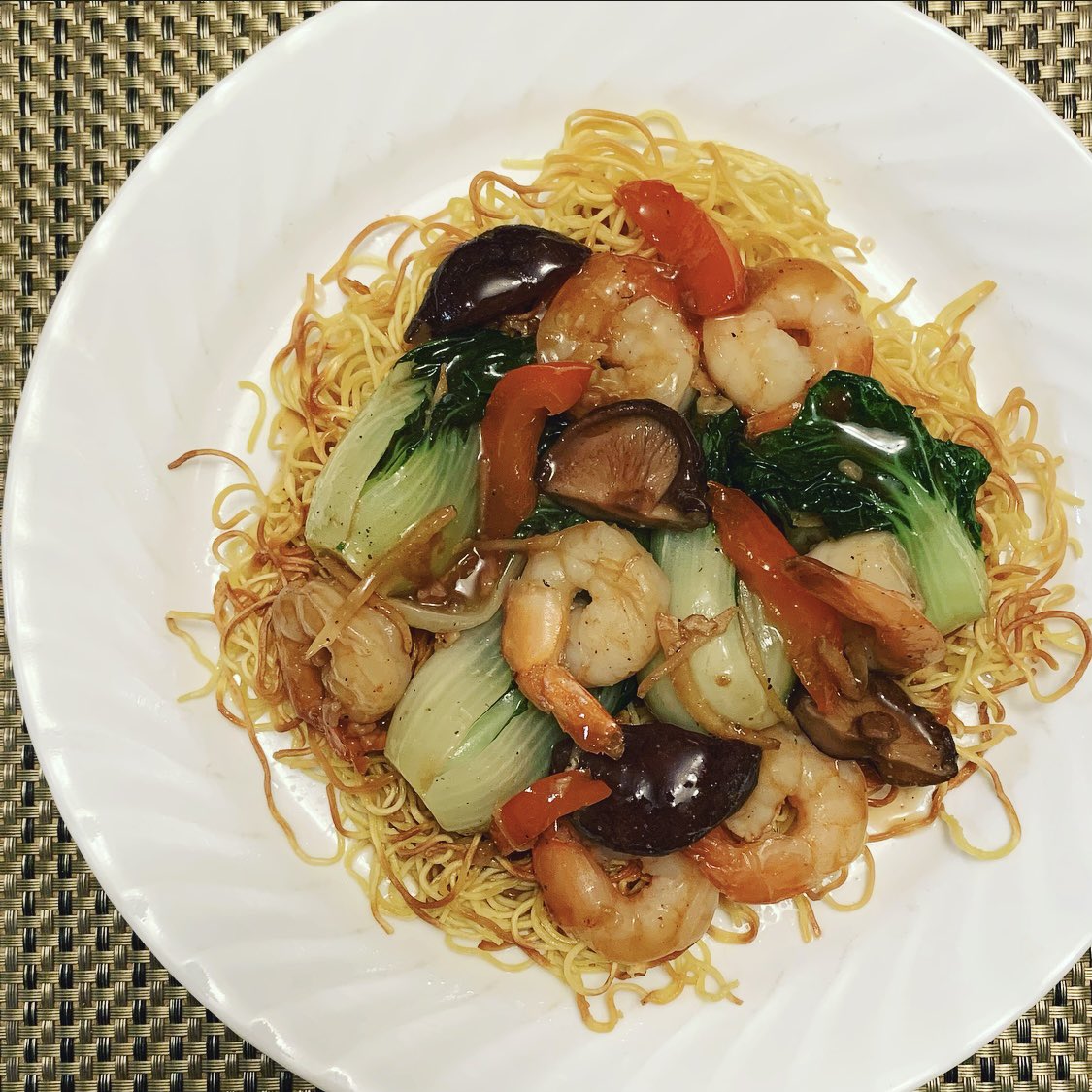 Chynableu's tweet photo. Delicious shrimps, baby Bok Choy and shiitake mushrooms with crispy noodles 🍤 https://t.co/ymZhLc7tsi