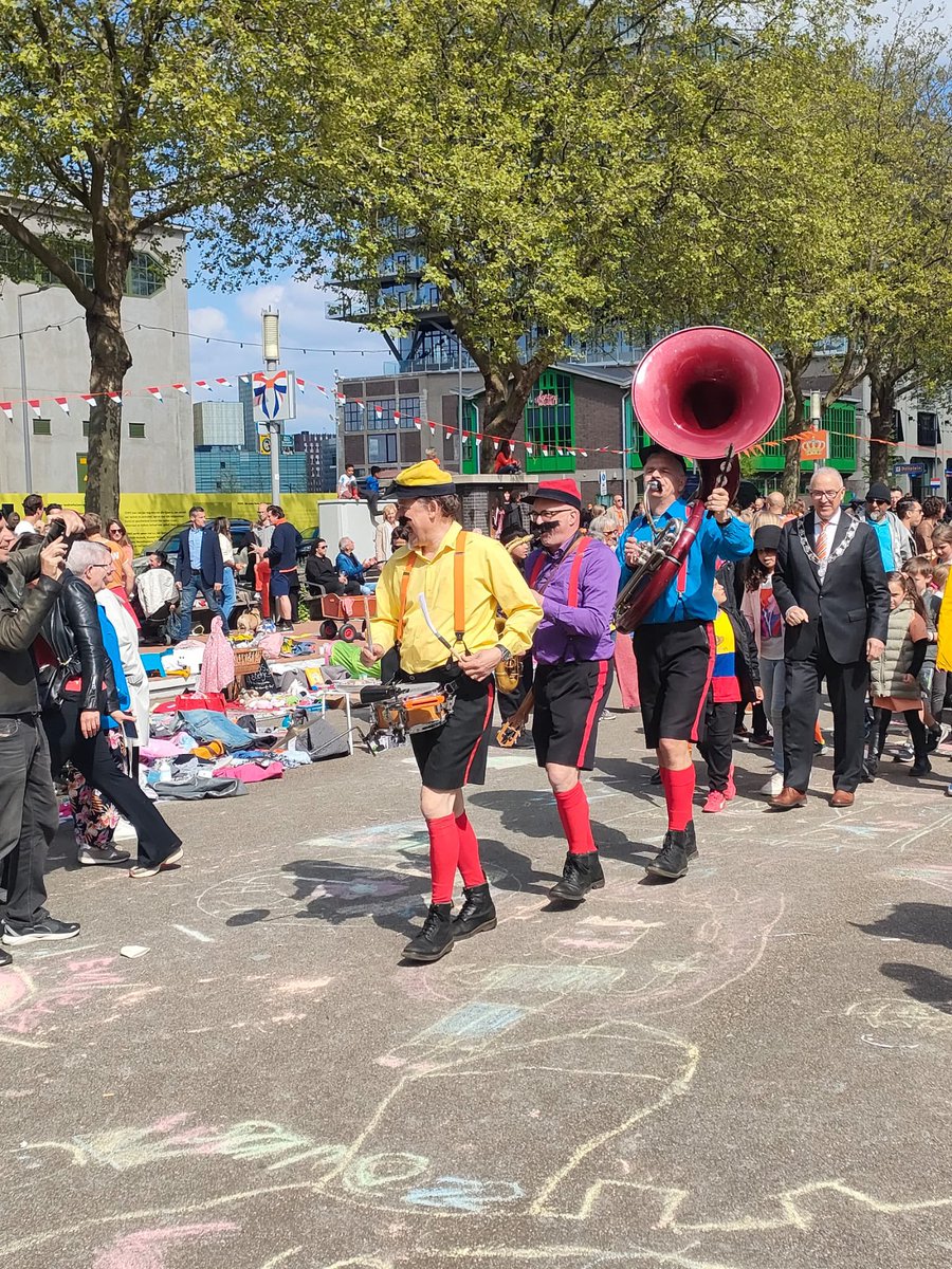 Vrolijk onthaal van de Burgemeester @ Deliplein, Katendrecht door theater Walhalla en de nieuwe generatie tijdens Koningsdag 2022! <a href="/College010/">B en W Rotterdam</a> <a href="/LoveRotterdam/">Rotterdam Tourism</a> @TheaterWalhalla <a href="/gespot_in_010/">Gespot in 010</a>