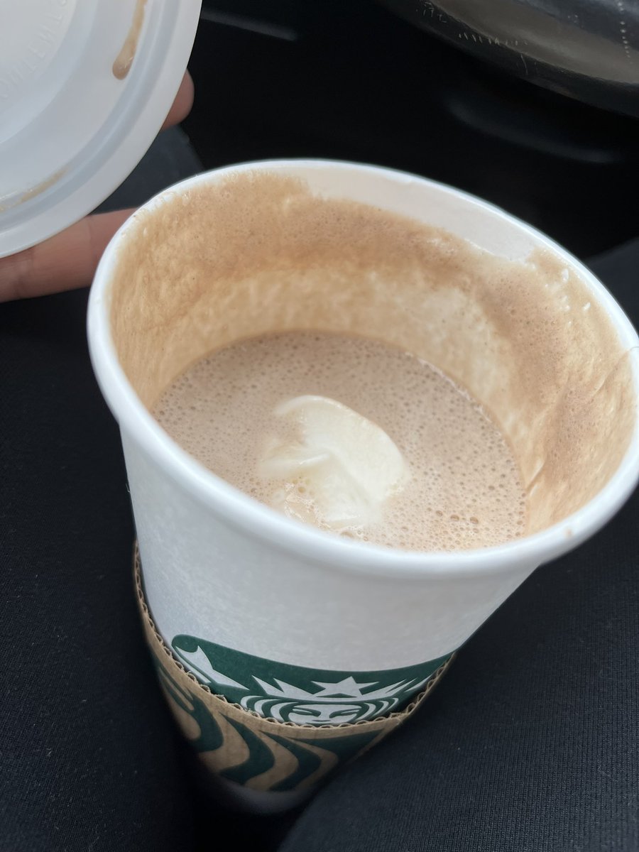 TheShaylaMarie's tweet photo. @Starbucks  where’s the rest of my venti coffee??? #ifeelcheated https://t.co/WyLhNxGwjL