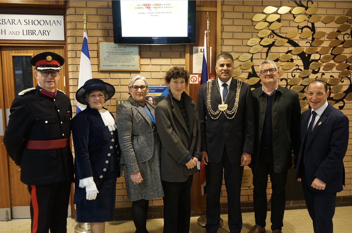 eziff_OBE_DL's tweet photo. Honoured to represent @LordLtWY this evening @yomhashoahuk annual ceremony. Deeply moving &amp; uplifting. Tremendous contributions befitting the memory of 6 million special people who lives and futures were stolen. We must never forget them. https://t.co/Hl4Go49cGJ
