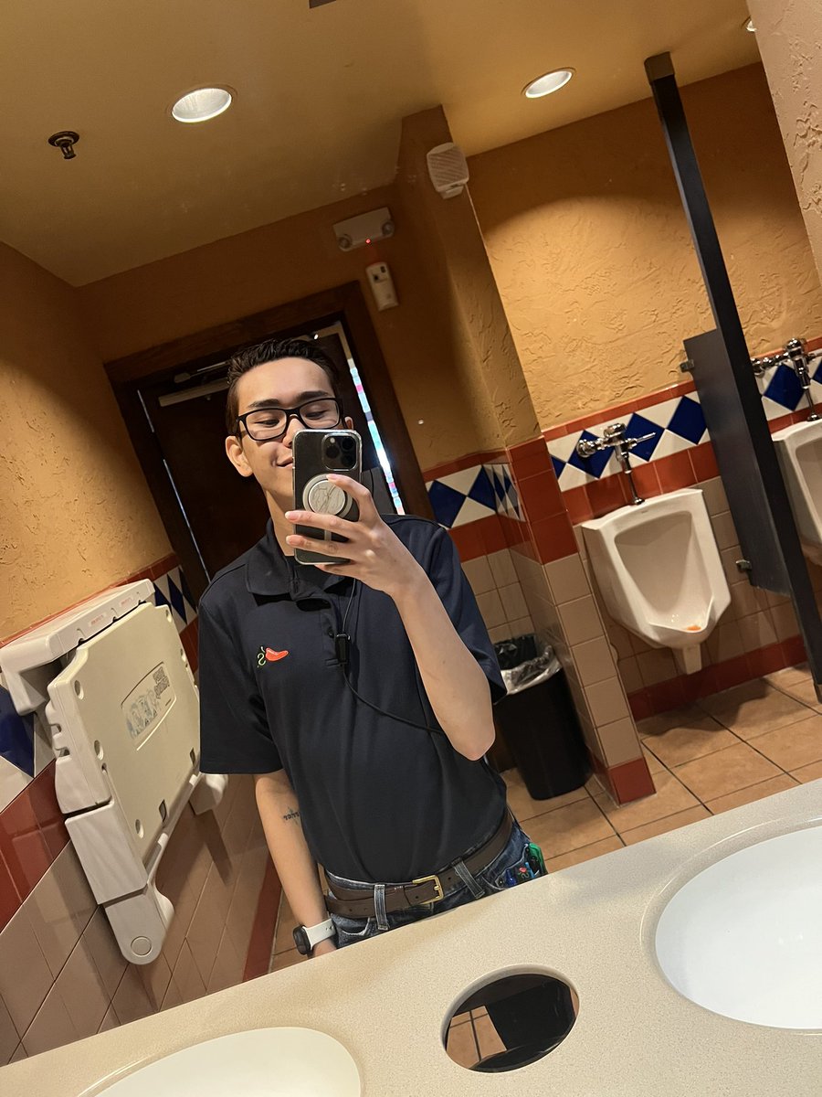ThuanChilisHead's tweet image. Left - first day as a CSL 
Right - last day as a CSL 

After countless of long hours, sweats, tears, hard work, I’m proud to say that starting tomorrow, I embark on a new journey as a Chili’s manager. 

#chilislove #chilisgrow #TMtoCSL #CSLtoMGR