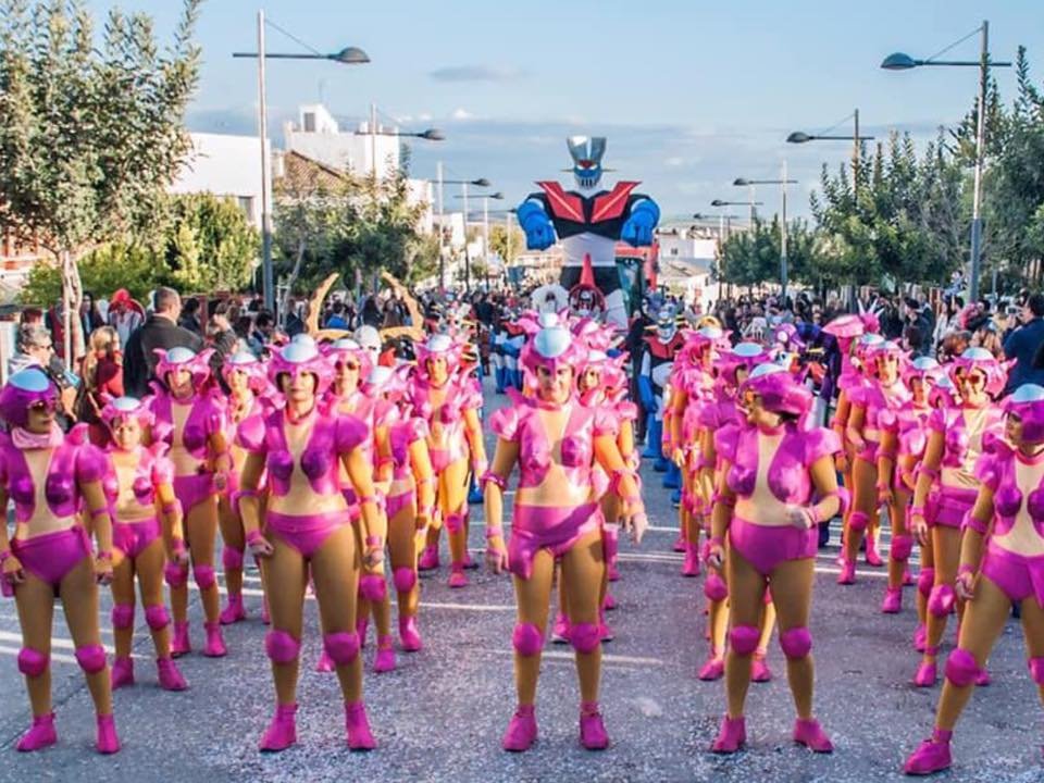 スペインの奇祭 マジンガー祭り における集団アフロダイaが壮観 参加したい 日本でもやろう Togetter