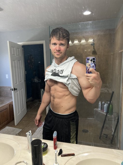 Back from the gym. Little family time and then logging online for evening hangs tonight 💪🏻 https://t