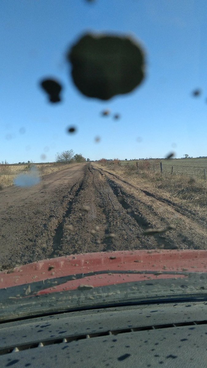 Desarrollo productivo, equilibrio territorial y mantenimiento de caminos rurales son las asignaturas pendientes del gobierno provincial y local. 
#caminosrurales #provinciaBA #campo #producción #chacabuco