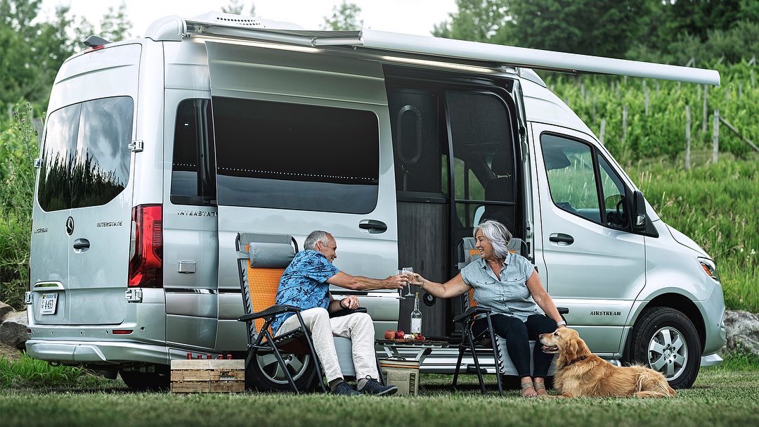 MBvansUSA's tweet photo. Whether you're on the road or enjoying your destination, a kitchen, a bathroom, sleeping space, lounging space, and more make it feel like home in the Interstate 19 from @Airstream_Inc #RVPartner https://t.co/ulqOJJE1sZ