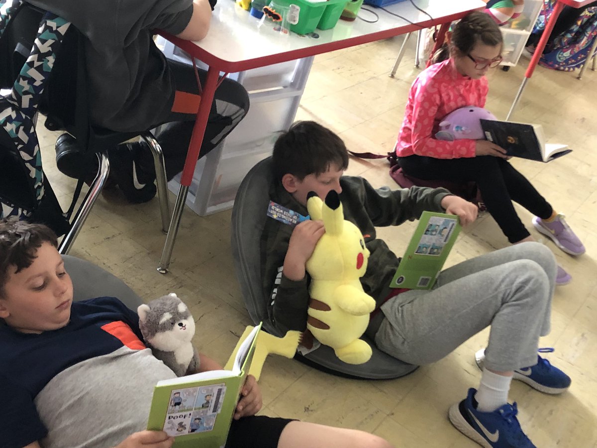 adamsonashley21's tweet photo. Read to a stuffed animal day in 3AT! We love reading week ❤️📚@HathawaySchool @Travis1713 @RIDeptEd https://t.co/pTUl65t5WQ