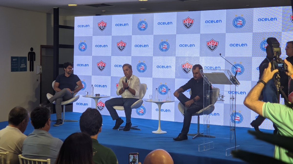 ArenaRubroECV's tweet photo. Nesse momento Luiz de Mendonça (CEO da Acelen) discursando nesse momento ao lado do presidente Fábio Mota e também do presidente do rival.

#ArenaRubroNegra https://t.co/unBEpcZfmG