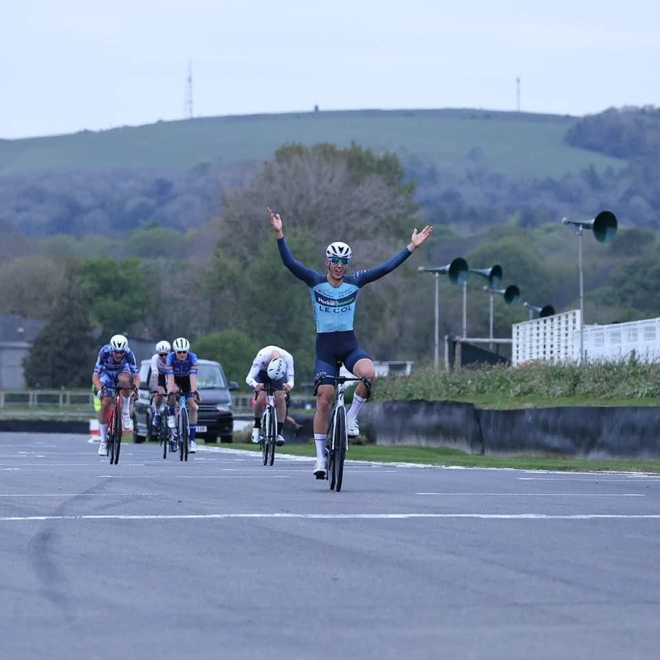 Great to see <a href="/freeman_1998/">Jack Freeman</a> with his hands in the air again last night at the 1st round of the <a href="/SouthdownVelo/">Southdown Velo</a> Goodwood Summer Series! Jack attacked on the last lap from the break of 5 to win solo 🙌🏼 
<a href="/Matt_Houlberg/">Matthew Houlberg</a> was also 6th winning the sprint from the 2nd break of 4. #MPH
