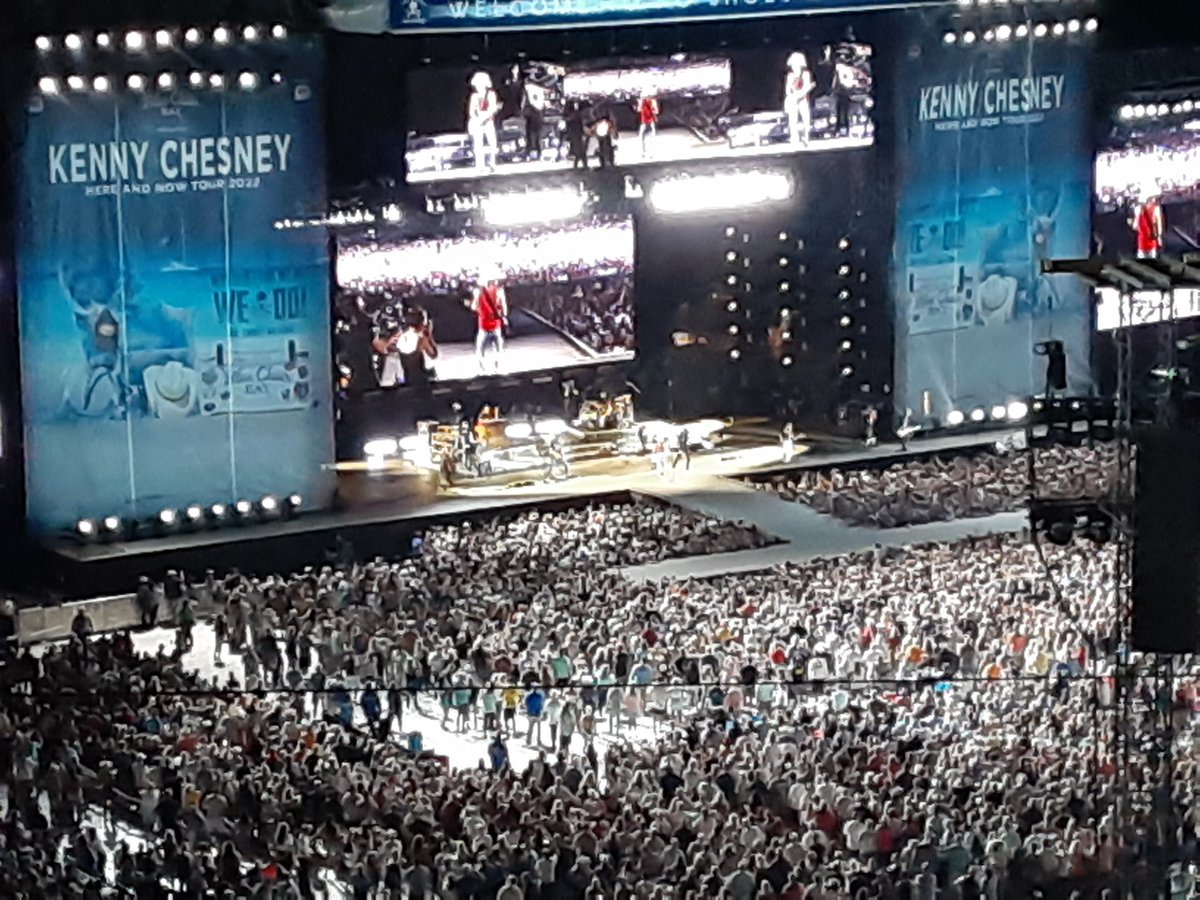 Saw Kenny Chesney in Tampa!! What a show!!