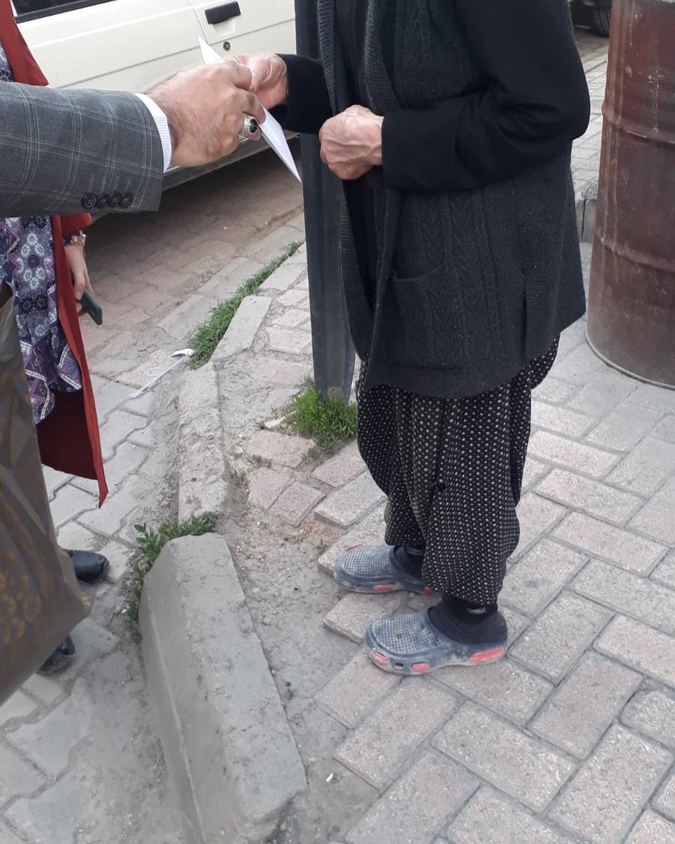 elazig_yardim's tweet photo. Hayırseverlerimizin gönderdiği zekatları ihtiyaç sahibi ailelerimize ulaştırıyoruz 🌸 https://t.co/UGUu514crX