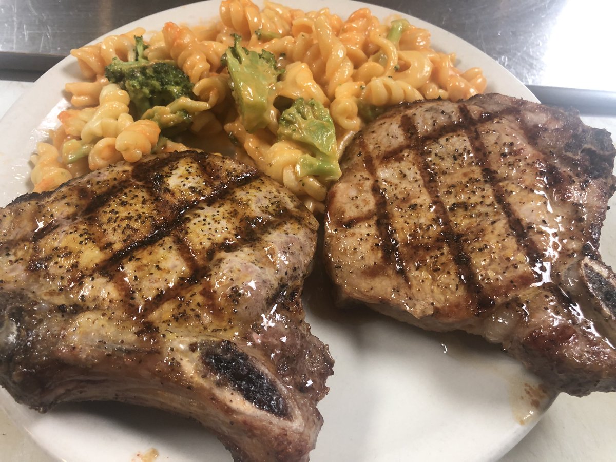 DDevilPowder's tweet photo. Coated a couple of pork chops with DDP Lemon Pepper and grilled them up. The lemon brightens them up and the heat just puts them over the top. Oh yeah and there’s cheesy pasta with broccoli. #davesdevilpowder #pork #instagood #smallbusiness https://t.co/8KBSl59nsw