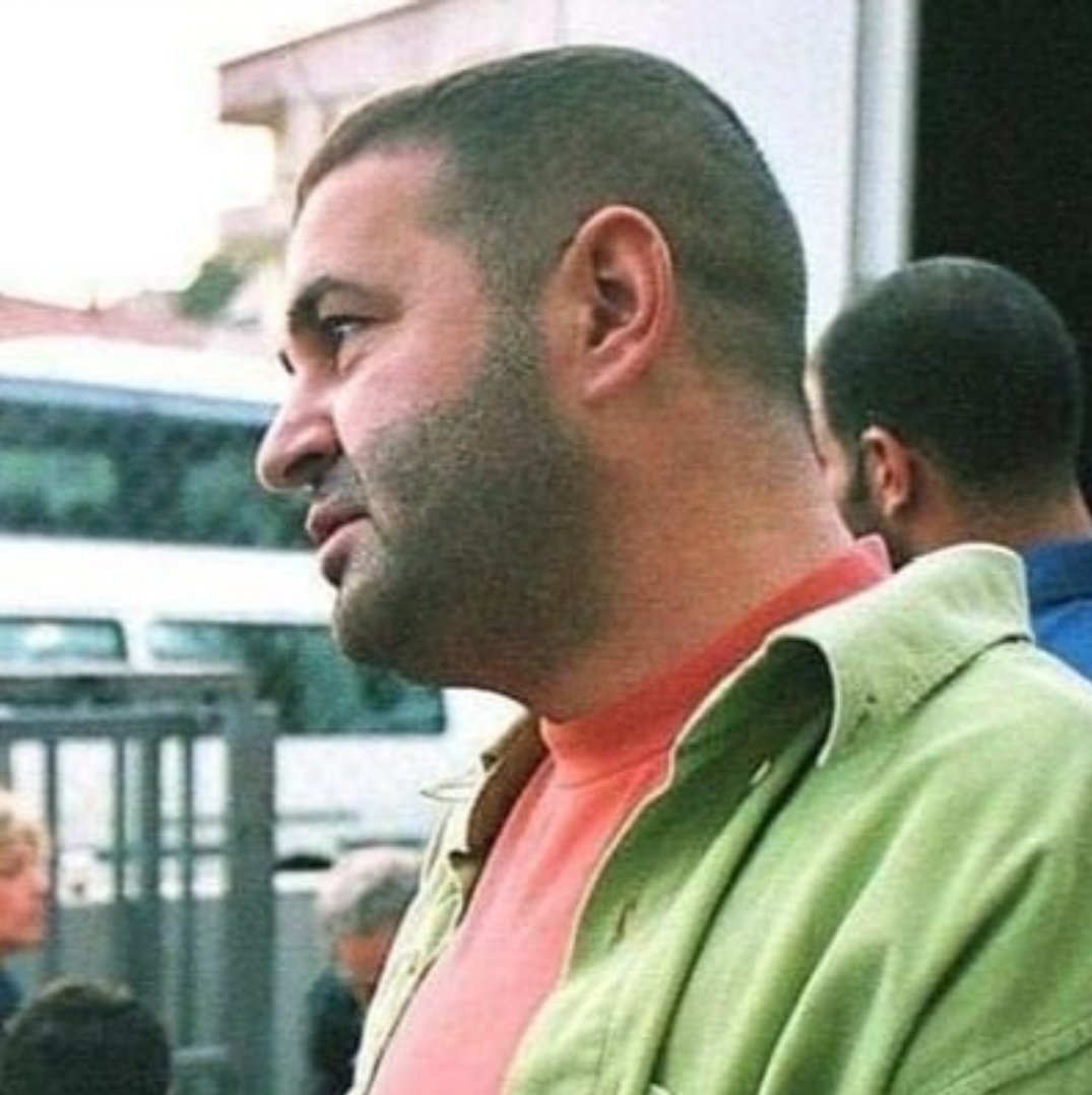 Aldanma öyle dik durduğuma
Bir bakışınla bile cam gibi dağılırım