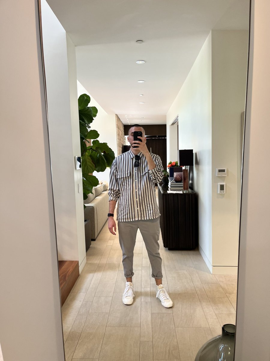 XavierMurillo_'s tweet photo. @lucastevenson__ giving me a tour of his summer house 🤣🤣🤣 #LA #MLBDESIGNTEAM https://t.co/OJiRTMI857