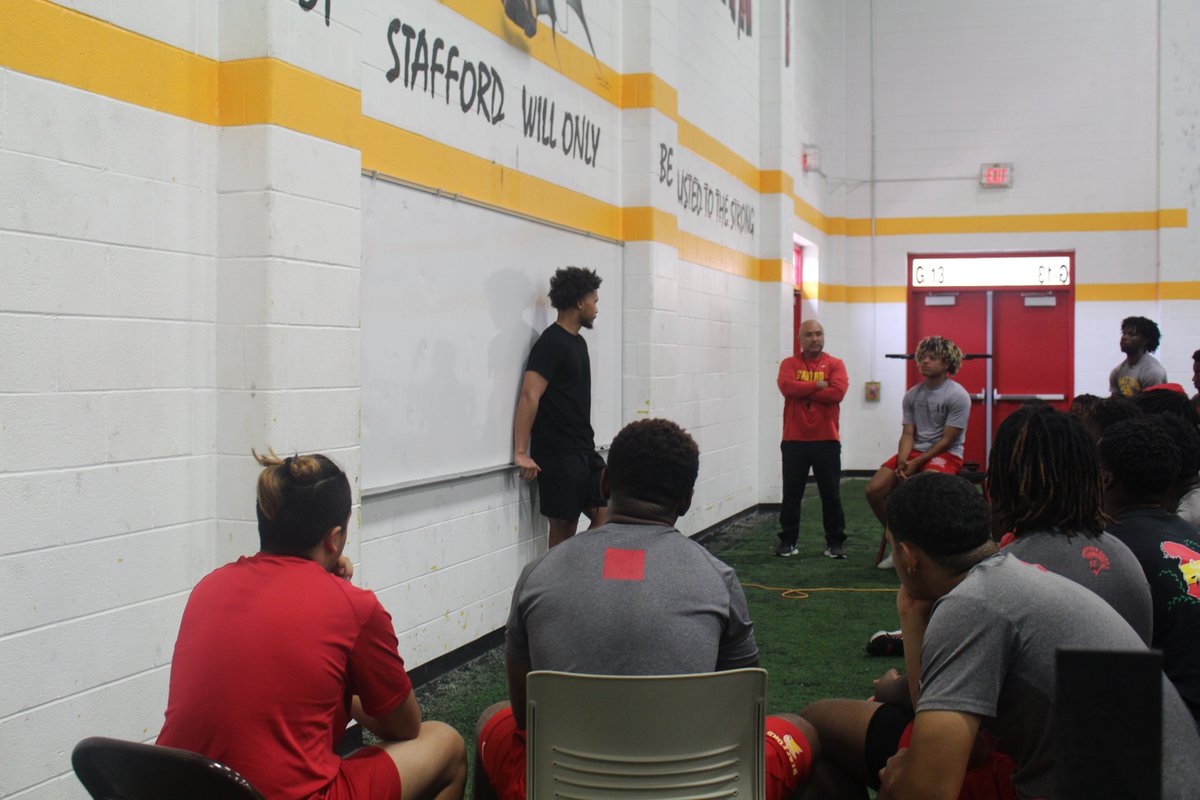 StaffordMSD's tweet image. SMSD ALUMNI NEWS

Congrats #SMSDAlumni @JalenPitre1 from the Class of 2017 as he heads to the #NFLDraft on Thu 4/28. Before the hype, Jalen stopped by to chat w/Spartan athletes and coaches about life after high school including the importance of family, friends, and standards!